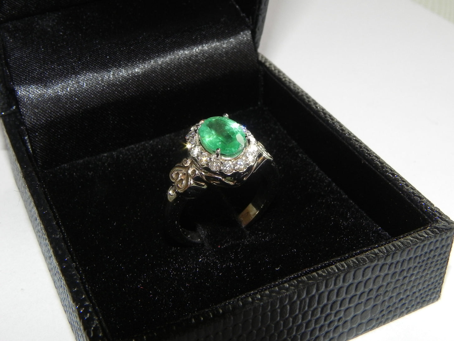 18kt white gold emerald diamond ring made in Italy precious gift woman wedding engagement anniversary girls wedding