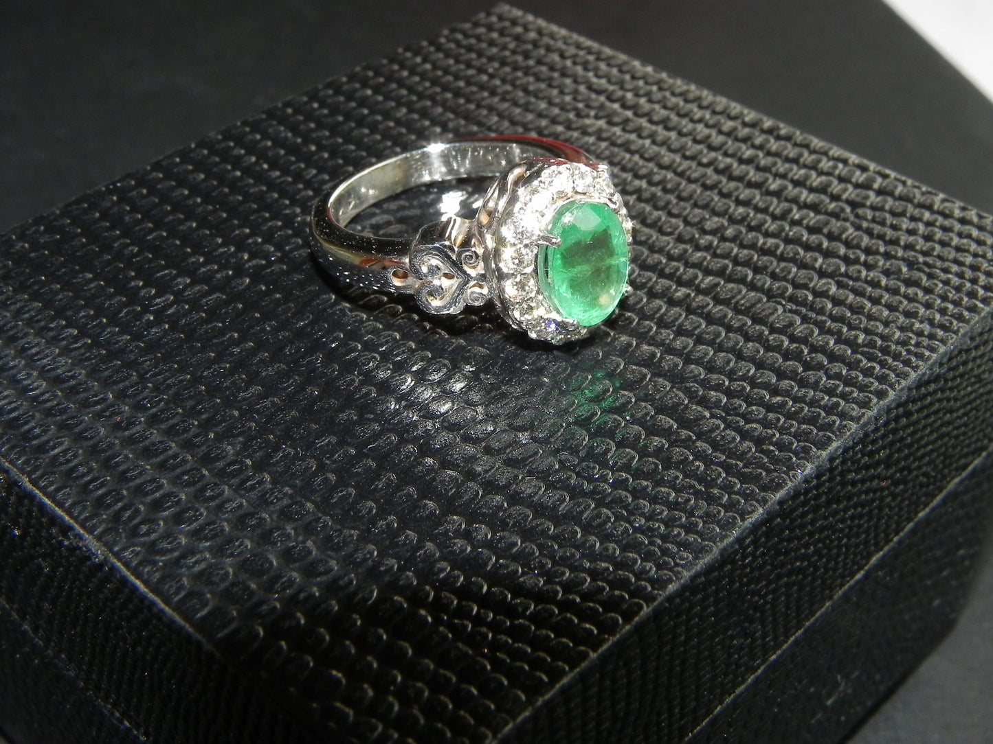 18kt white gold emerald diamond ring made in Italy precious gift woman wedding engagement anniversary girls wedding