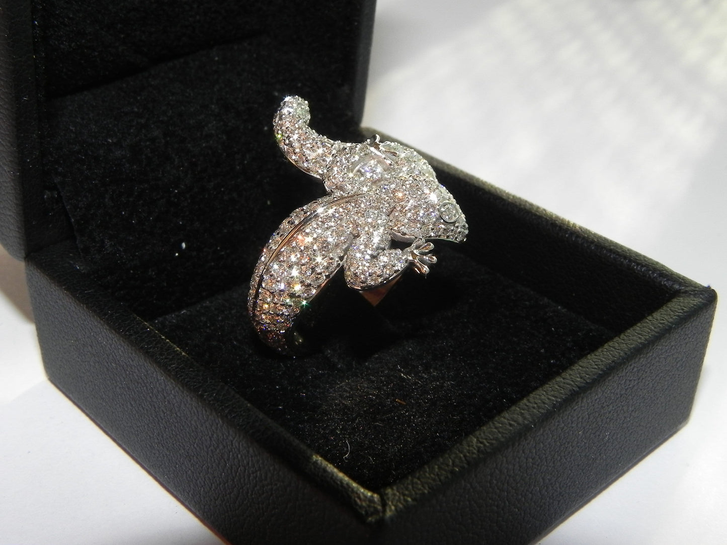 ring gecko moon holder 18kt white gold gift diamonds engagement anniversary glamor woman fashion precious jewelery